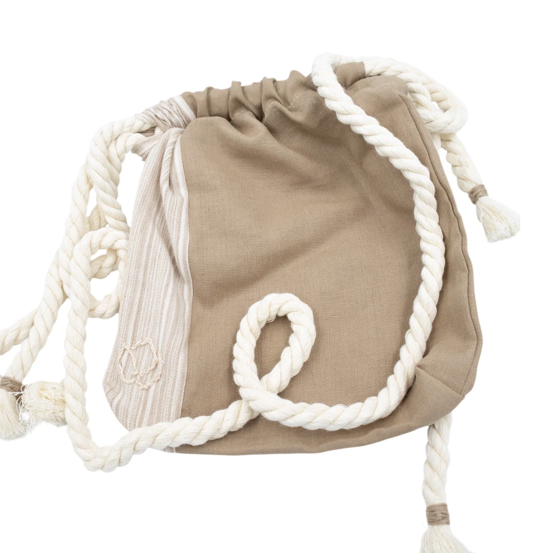 Bolsa artesanal Raíces bordada by Denisse Kuri